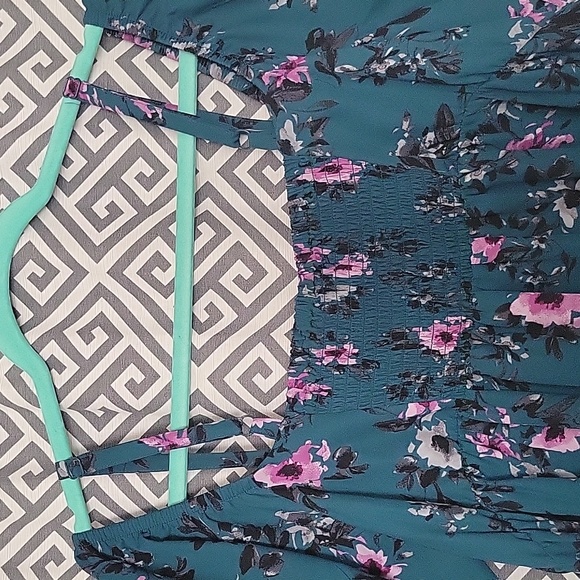 Torrid top!! Torrid SIZE 0. Perfect condition!! Very pretty - Picture 3 of 3